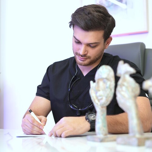 دکتر کسری ناصری